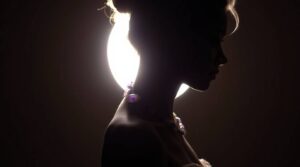 What Are the Unique Stories Behind Famous Amethyst Lace Agate Jewelry Pieces?